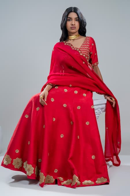 Nautanky Red Silk, Organza Embroidery V-neck Raw Floral Bridal Lehenga Set Online at Aza Fashions Nautanky_Red Silk, Organza Embroidery V-neck Raw Floral Bridal Lehenga Set _Online_at_Aza_Fashions