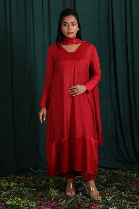 The Aarya Red Silk, Maheshwari Beads V-neck Solid Anarkali Set With Embroidered Dupatta Online at Aza Fashions The Aarya_Red Silk, Maheshwari Beads V-neck Solid Anarkali Set With Embroidered Dupatta _Online_at_Aza_Fashions