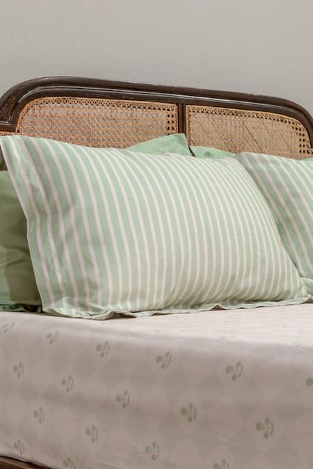 Kyoona_Green 100% Cotton Printed The Bageecha Floral Bedsheet Set_Online_at_Aza_Fashions