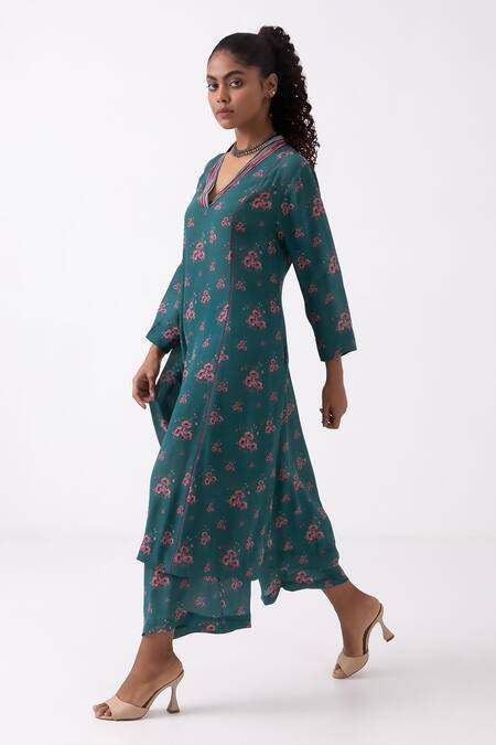 Label Shreya Sharma_Emerald Green Crepe V-neck Flower Print Kurta And Flared Pant Set _Online_at_Aza_Fashions