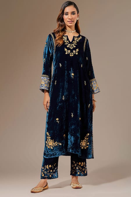 Anantaa by Roohi Blue Velvet Embroidered Floral Notched Placed Kurta 