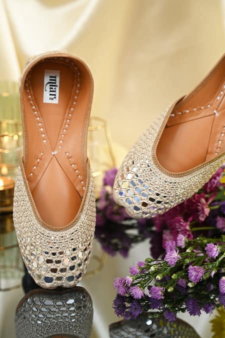 Miar Designs Ivory Resham Thread And Mirror Embroidered Tej Juttis Online at Aza Fashions Miar Designs_Ivory Resham Thread And Mirror Embroidered Tej Juttis_Online_at_Aza_Fashions