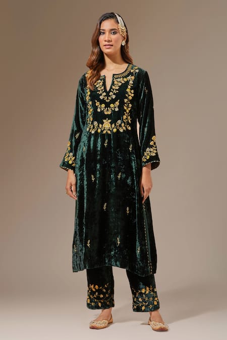 Anantaa by Roohi Velvet Embroidered Floral Kurta 