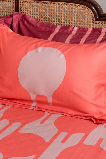 Kyoona Coral 100% Cotton, Satin Weave Polka Dot Drip The Monochrome Bedcover Set Online at Aza Fashions Kyoona_Coral 100% Cotton, Satin Weave Polka Dot Drip The Monochrome Bedcover Set_Online_at_Aza_Fashions