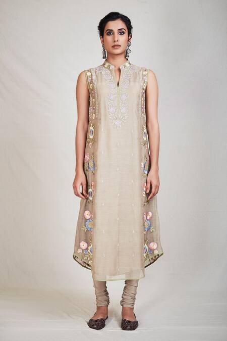 Sue Mue_Beige Mul Mandarin Collar Embroidered Kurta Set_Online_at_Aza_Fashions