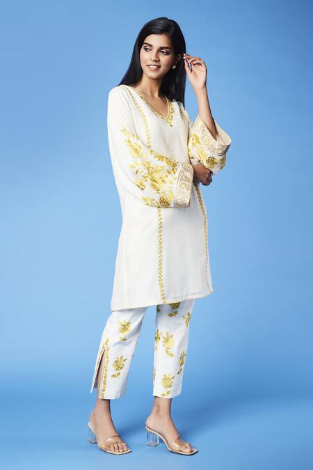 Sue Mue_White Mul Parsi And Thread Work, Resham V Neck Tunic & Pant Set _Online_at_Aza_Fashions