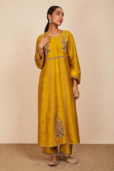 Sue Mue Yellow Silk Embroidery Round Neck Raw Kurta Pant Set at Aza Fashions Sue Mue_Yellow Silk Embroidery Round Neck Raw Kurta Pant Set _at_Aza_Fashions