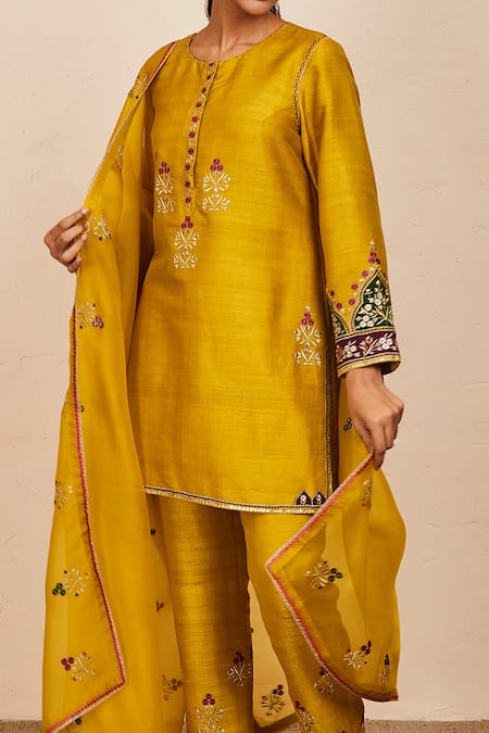 Sue Mue Yellow Silk, Chiffon Embroidery, Patchwork Raw Zari And Thread Kurta Pant Set at Aza Fashions Sue Mue_Yellow Silk, Chiffon Embroidery, Patchwork Raw Zari And Thread Kurta Pant Set _at_Aza_Fashions