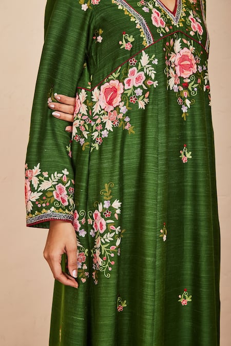 Buy_Sue Mue_Green Tussar, Georgette, Lycra, Silk Embroidery V-neck Shambhavi Kurta Set _Online_at_Aza_Fashions