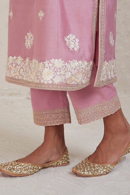 Shop Sue Mue Pink Chanderi Embroidery Split V-neck Umaiza Gara And Dori Work Kurta Set Online at Aza Fashions Shop_Sue Mue_Pink Chanderi Embroidery Split V-neck Umaiza Gara And Dori Work Kurta Set _Online_at_Aza_Fashions