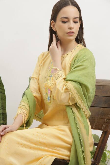Vrinda By Pundrik Dubey_Yellow Kurta Cotton  Dupatta Chanderi Round Printed Straight Set_Online_at_Aza_Fashions