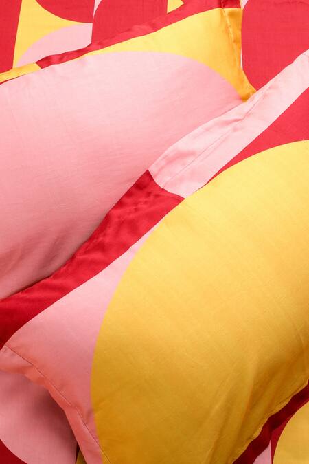 Buy Kyoona Red 100% Cotton, Satin Weave Scallop Pattern The Echo Bedcover Set Online at Aza Fashions Buy_Kyoona_Red 100% Cotton, Satin Weave Scallop Pattern The Echo Bedcover Set_Online_at_Aza_Fashions