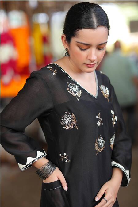 Black Color Chanderi Kurti Pant With Dupatta at Rs.830/Piece in surat offer  by Royal Export