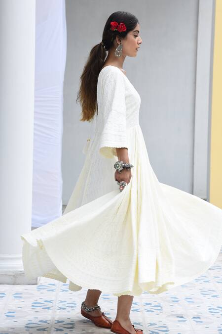 Buy_Monk & Mei By Sonia Anand_Cream Rayon Applique V-neck Falak Chikankari Embroidered Anarkali _Online_at_Aza_Fashions