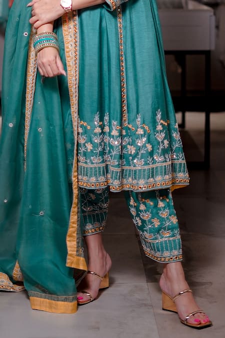 Buy_Shipraa Grover_Green Organza Embroidery, Mirrors, Pearls Round Neck Floral Kurta Set _Online_at_Aza_Fashions
