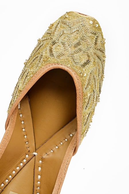 Buy_Miar Designs_Gold Cutdana And Zari Embroidered Diti Juttis_Online_at_Aza_Fashions