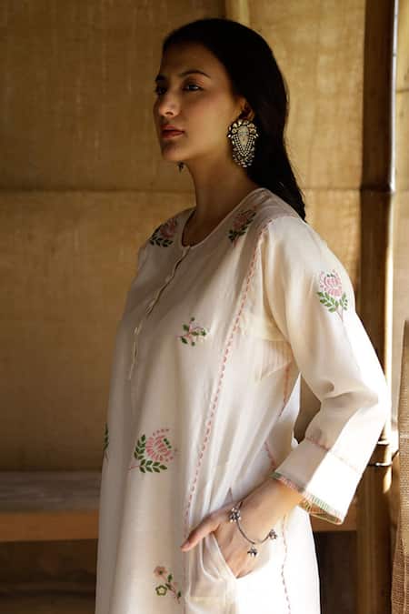Buy_Raiman_Off White Chanderi Embroidery Round Neck Thread Kurta Set _Online_at_Aza_Fashions