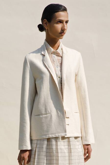 Buy_Urvashi Kaur_Off White Handloom Cotton Collared Sabi Notched Lapel Jacket _Online_at_Aza_Fashions