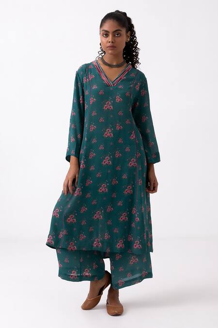Buy_Label Shreya Sharma_Emerald Green Crepe V-neck Flower Print Kurta And Flared Pant Set _Online_at_Aza_Fashions