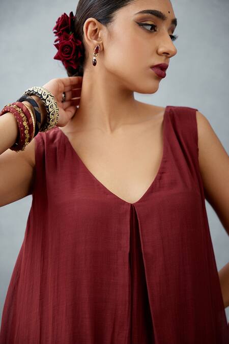 Buy Torani Red Slub Silk Bhagalpuri V Neck Gulnar Aishah Ghera Online at Aza Fashions Buy_Torani_Red Slub Silk Bhagalpuri V Neck Gulnar Aishah Ghera _Online_at_Aza_Fashions