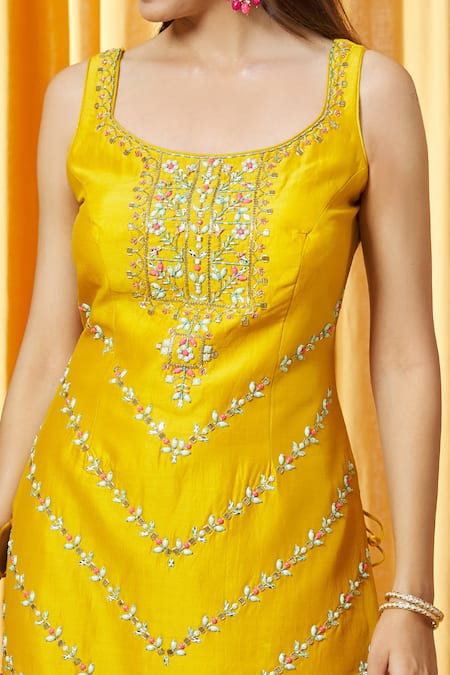 Alaya Advani Yellow Dupatta Net, Kurta Chanderi, Lining Shantoon, Chevron Pattern Set at Aza Fashions Alaya Advani_Yellow Dupatta Net, Kurta Chanderi, Lining Shantoon, Chevron Pattern Set_at_Aza_Fashions