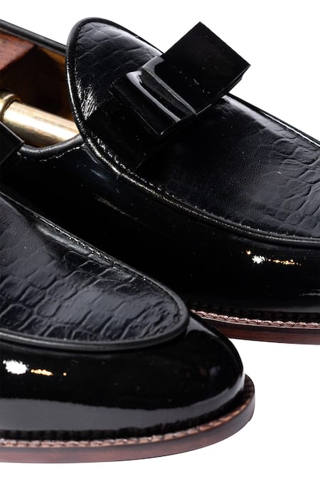 Shop Artimen Black Textured Handcrafted Kiltie Loafers Online at Aza Fashions Shop_Artimen_Black Textured Handcrafted Kiltie Loafers _Online_at_Aza_Fashions