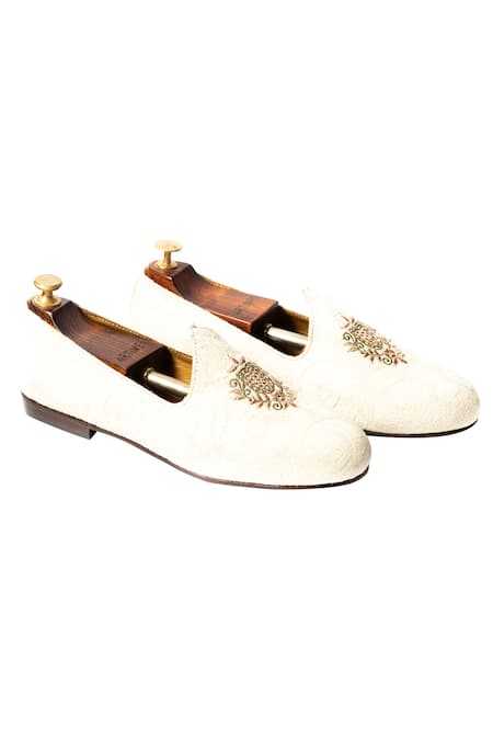 Artimen Handcrafted Embroidered Juttis 