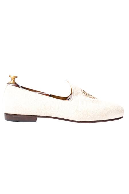 Artimen White Embroidered Handcrafted Juttis Online at Aza Fashions Artimen_White Embroidered Handcrafted Juttis _Online_at_Aza_Fashions