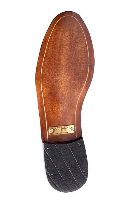 Buy Artimen White Embroidered Handcrafted Juttis Online at Aza Fashions Buy_Artimen_White Embroidered Handcrafted Juttis _Online_at_Aza_Fashions