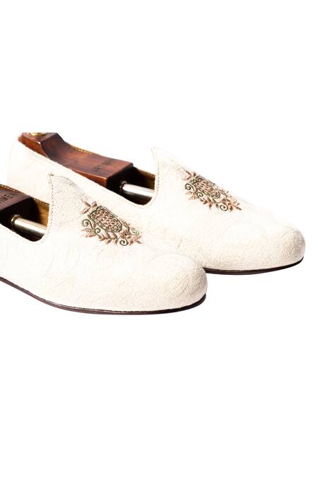 Shop Artimen White Embroidered Handcrafted Juttis Online at Aza Fashions Shop_Artimen_White Embroidered Handcrafted Juttis _Online_at_Aza_Fashions
