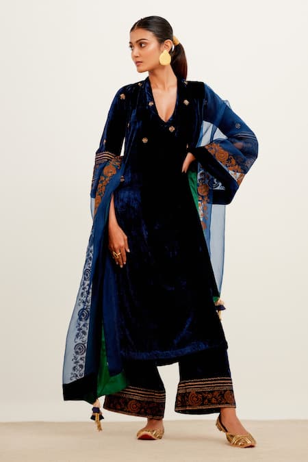 Shop Devnaagri Blue Velvet And Organza Zari Plunge Embroidered Kurta Set Online at Aza Fashions Shop_Devnaagri_Blue Velvet And Organza Zari Plunge Embroidered Kurta Set _Online_at_Aza_Fashions