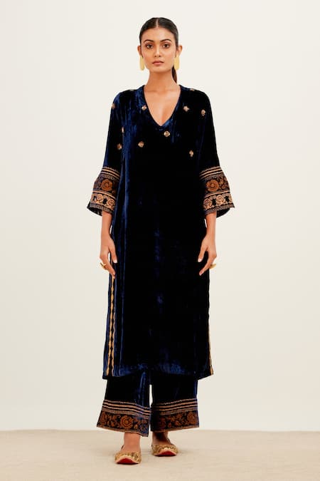 Devnaagri Blue Velvet And Organza Zari Plunge Embroidered Kurta Set at Aza Fashions Devnaagri_Blue Velvet And Organza Zari Plunge Embroidered Kurta Set _at_Aza_Fashions