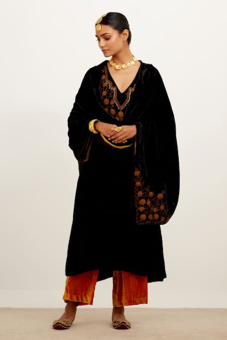 Devnaagri_Black Velvet Floral V Neck Embroidered Kurta Set _at_Aza_Fashions