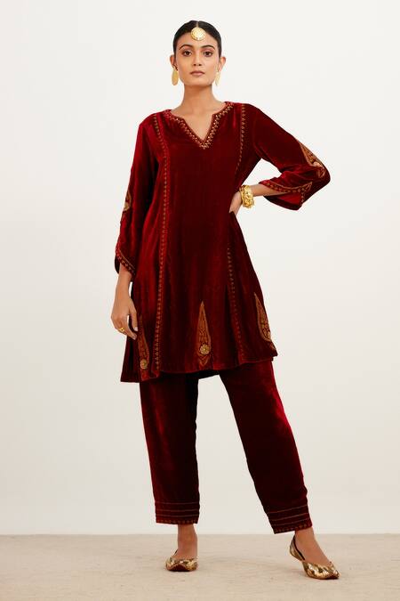Buy_Devnaagri_Maroon Velvet And Organza Silk Zari Notched Embroidered Short Kurta Set _Online_at_Aza_Fashions