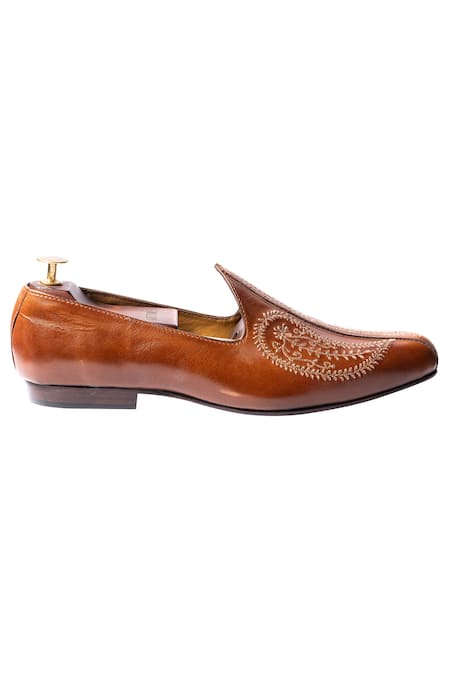Artimen Brown Leather Handcrafted Juttis Online at Aza Fashions Artimen_Brown Leather Handcrafted Juttis _Online_at_Aza_Fashions