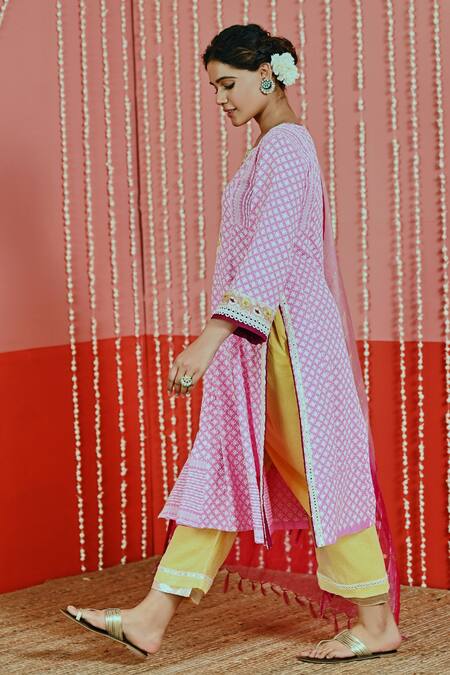 Buy Myaara Pink Cotton, Organza Embroidery, Lace Split V-neck Thread Kurta Set Online at Aza Fashions Buy_Myaara_Pink Cotton, Organza Embroidery, Lace Split V-neck Thread Kurta Set _Online_at_Aza_Fashions