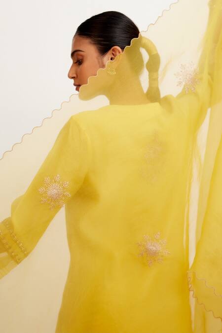 Devnaagri_Yellow Chanderi And Organza Dori, Sequins Notched Floral Embroidered Kurta Set _at_Aza_Fashions