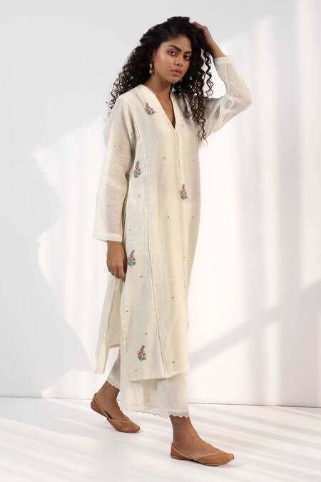 Shop Label Shreya Sharma White Chanderi Embroidery V-neck Flower Kurta Set Online at Aza Fashions Shop_Label Shreya Sharma_White Chanderi Embroidery V-neck Flower Kurta Set _Online_at_Aza_Fashions