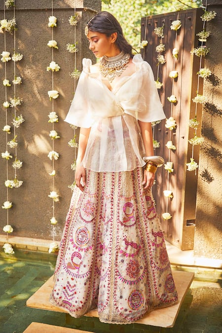 Karishma Kapoor Inspired Ethereal Looks For Diwali!