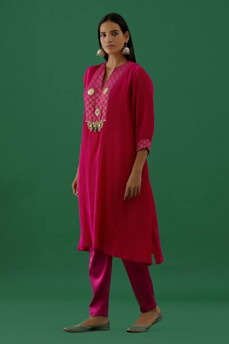 5elements Pink Pleated Polyester Mix Embellishment Brooch Notched Tunic Online at Aza Fashions 5elements_Pink Pleated Polyester Mix Embellishment Brooch Notched Tunic _Online_at_Aza_Fashions