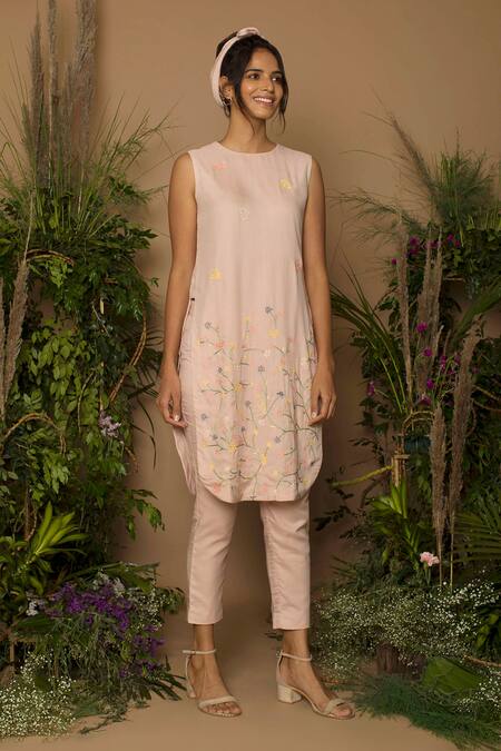 Samatvam By Anjali Bhaskar Pink Cotton, Aloe Vera Fabric Round Hand Embroidered Kurta Pant Set Online at Aza Fashions Samatvam By Anjali Bhaskar_Pink Cotton, Aloe Vera Fabric Round Hand Embroidered Kurta Pant Set _Online_at_Aza_Fashions