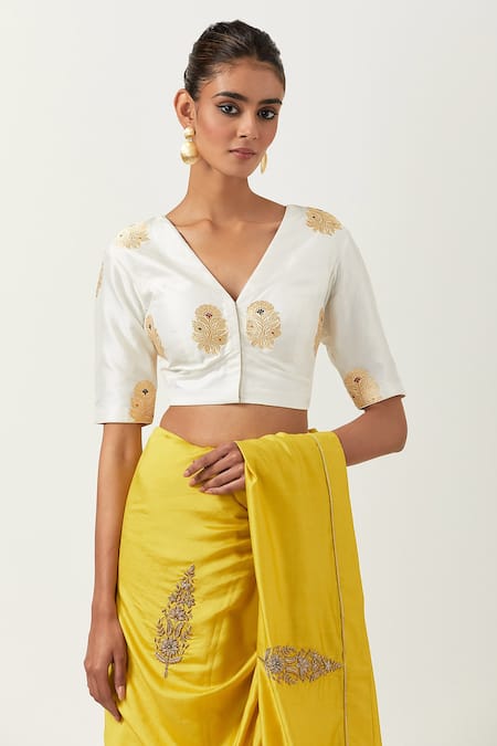 Label Earthen Yellow Chiffon Embroidery V-neck Geeta Floral Saree With Mehar Blouse at Aza Fashions Label Earthen_Yellow Chiffon Embroidery V-neck Geeta Floral Saree With Mehar Blouse _at_Aza_Fashions