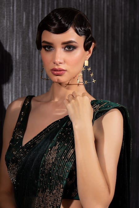 Shilpi Gupta Green Silk Satin Cut Work V-neck Embroidered Pre-draped Saree With Blouse at Aza Fashions Shilpi Gupta_Green Silk Satin Cut Work V-neck Embroidered Pre-draped Saree With Blouse _at_Aza_Fashions