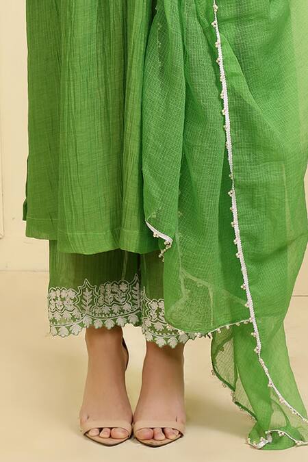 Shop Neha Khullar Green Chanderi Silk, Muslin Embroidery, Lace V-neck Neckline Kurta Set Shop_Neha Khullar_Green Chanderi Silk, Muslin Embroidery, Lace V-neck Neckline Kurta Set