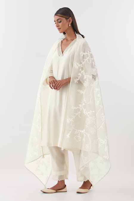 Shop Amisha Kothari Ivory Chanderi , Organza Bagh Kurta Set With Floral Jaali Dupatta Online at Aza Fashions Shop_Amisha Kothari_Ivory Chanderi , Organza Bagh Kurta Set With Floral Jaali Dupatta _Online_at_Aza_Fashions