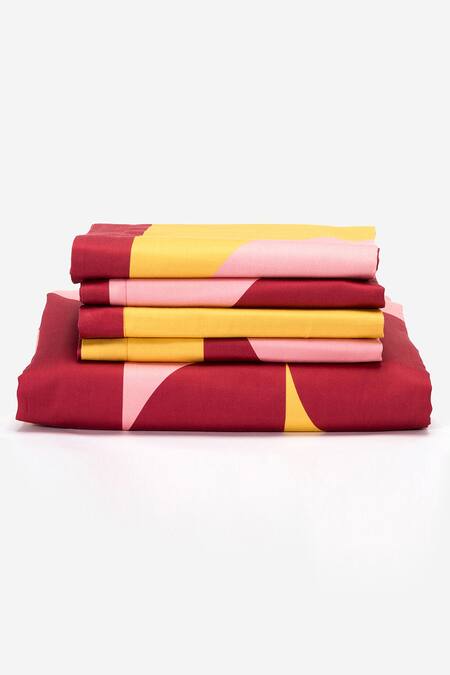 Kyoona Red 100% Cotton, Satin Weave Scallop Pattern The Echo Bedcover Set at Aza Fashions Kyoona_Red 100% Cotton, Satin Weave Scallop Pattern The Echo Bedcover Set_at_Aza_Fashions