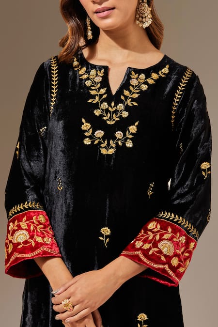 Anantaa By Roohi_Black Velvet Floral Notched Embroidered Straight Kurta _at_Aza_Fashions