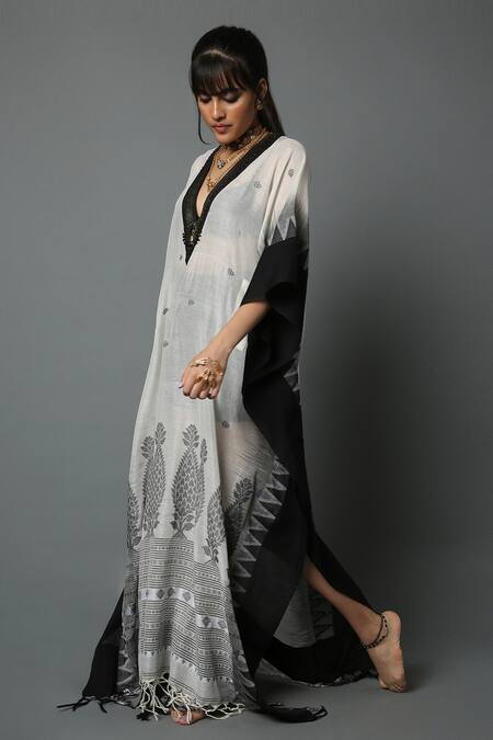 House Of Three White Cotton Bead Work, Temple Border Plunge Neck Kaftan Online at Aza Fashions House Of Three_White Cotton Bead Work, Temple Border Plunge Neck Kaftan _Online_at_Aza_Fashions