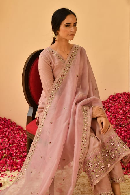 Buy_Seher Jaipur_Pink Muslin Silk, Dupatta Organza, Lining Gul Floral Embroidered Kurta Set _Online_at_Aza_Fashions