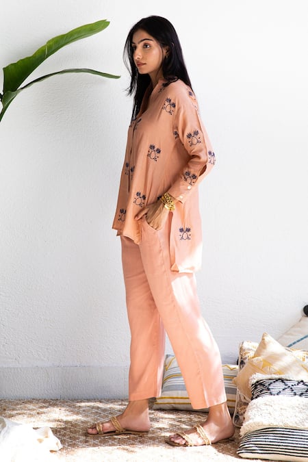 Kapraaaha_Peach Muslin Embroidery Collared Floral Shirt And Pant Set _Online_at_Aza_Fashions